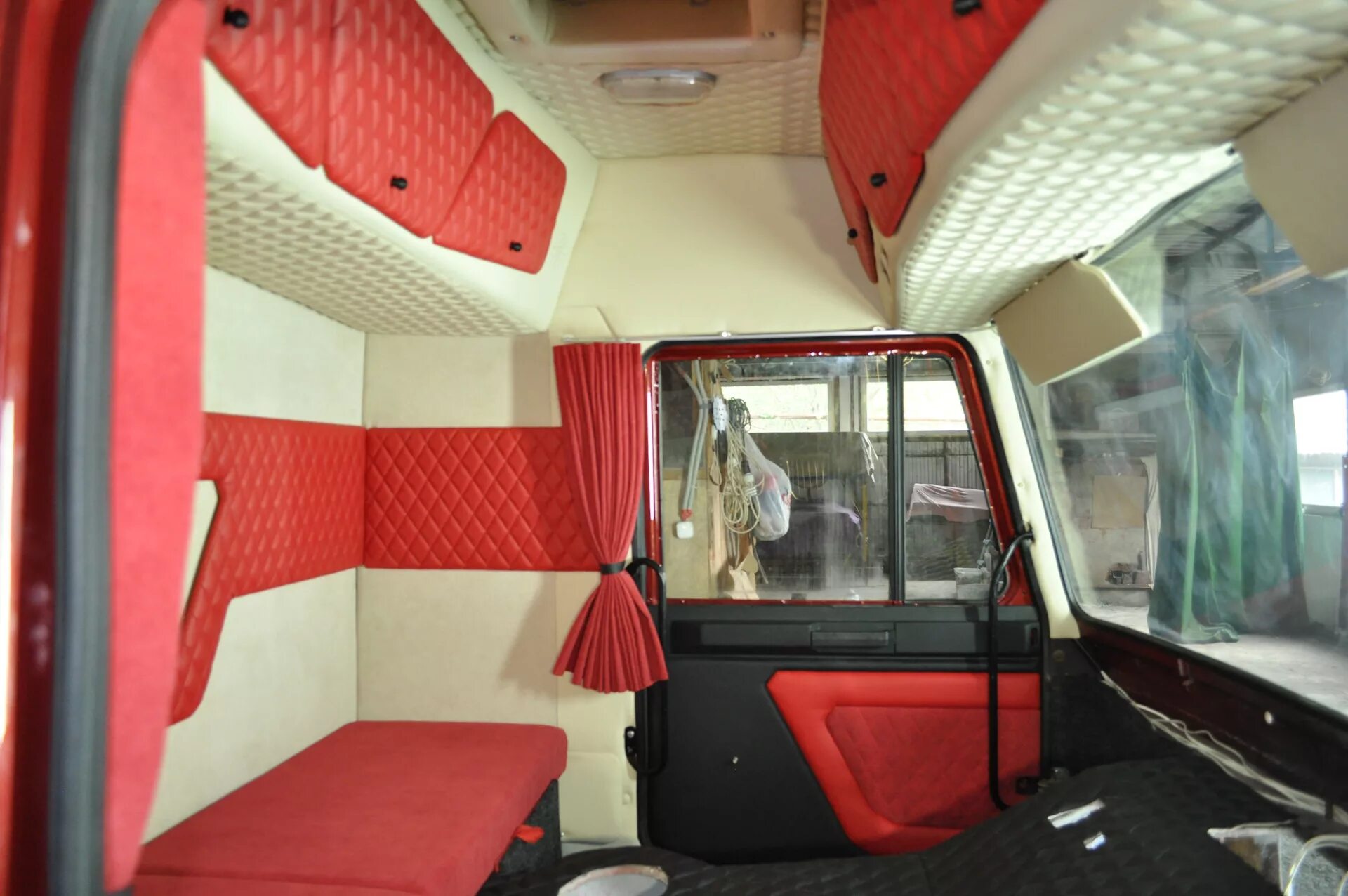 Маз 500 обшитая кабина. Обшивка кабины скания g400 эко кожа. Обшивка кабины камаз 5320. Обшивка салона маз 5336. Скания 113 салон.