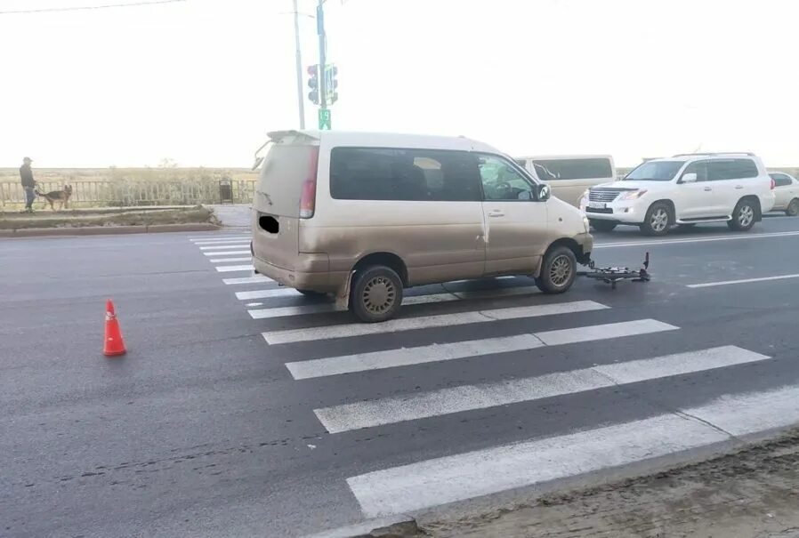 Наезд на дерево. Дтп с участием детей картинки. наезд на велосипедиста на пешеходном переходе. в якутске на пешеходном переходе сбили девушку. дтп якутск дети фото на велосипеде.
