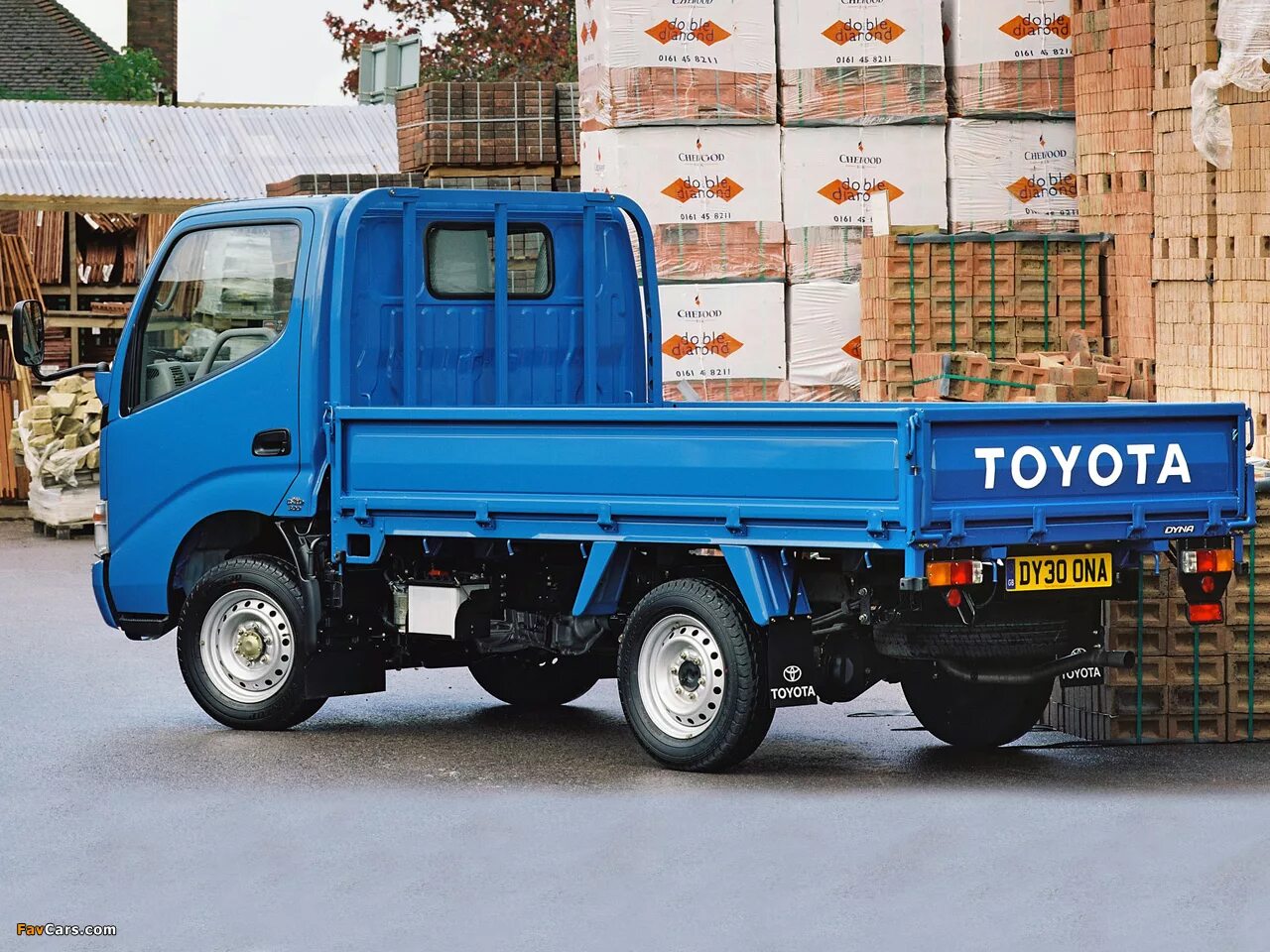 Купить грузовичок до 1.5. Toyota Dyna 300. Тойота Дюна 3 тонны. Тойота Дюна 5 тонн. Тойота Дюна 4х4 бортовой.