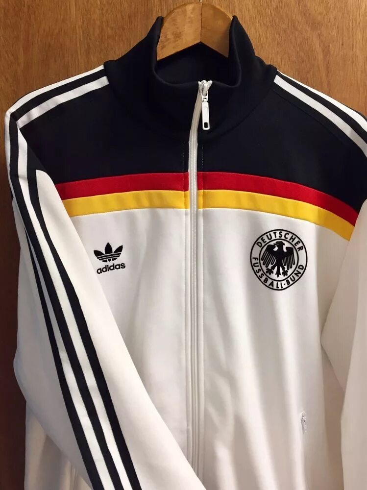 Спортивный костюм германия купить. Кофта adidas deutscher Fussball-Bund. Олимпийка адидас deutscher Fussball Bund. Deutscher Fussball Bund adidas спортивный костюм. Adidas Germany олимпийка 1990.