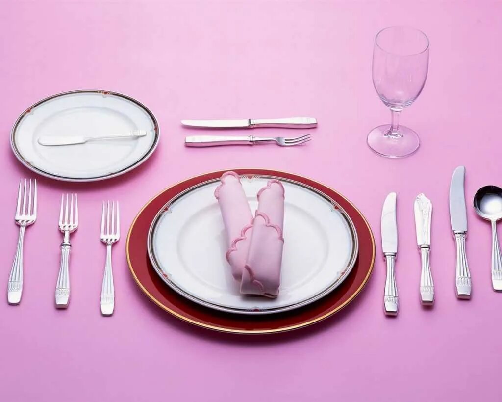 Этикет тарелки. Классическая сервировка стола. Этикет тарелки. Столовые приборы сервировка. Сервировка стола нож и вилка.