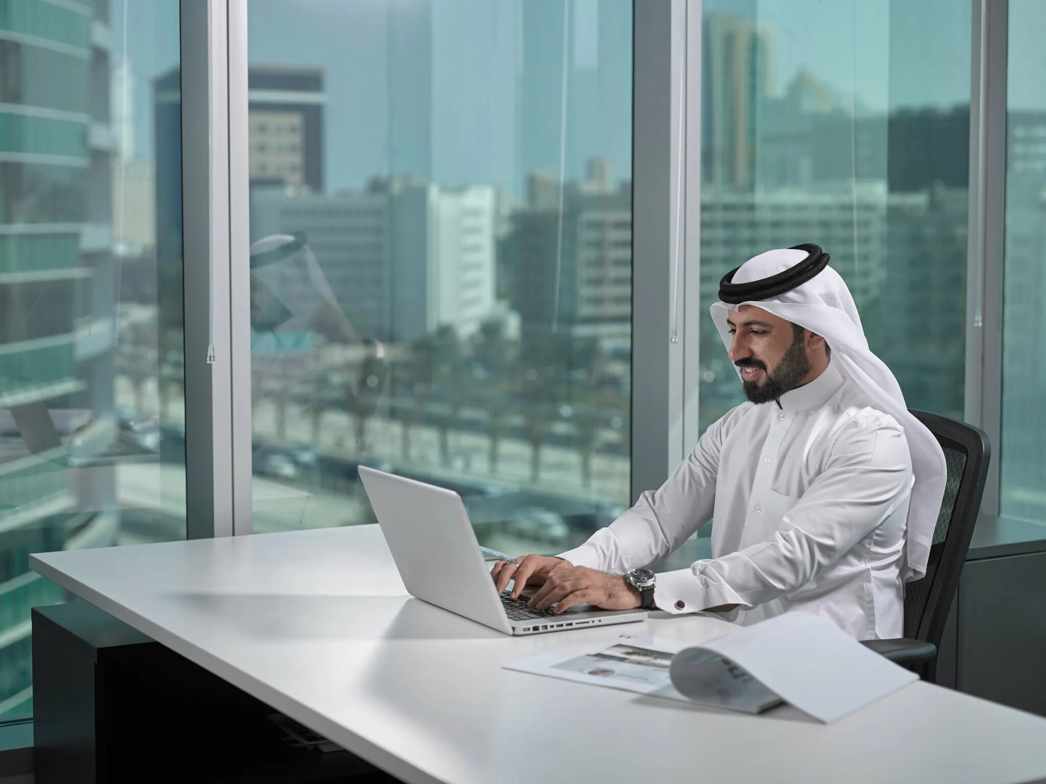 Араб Имиратох. Араб в офисе. Араб за компьютером. Арабский предприниматель.