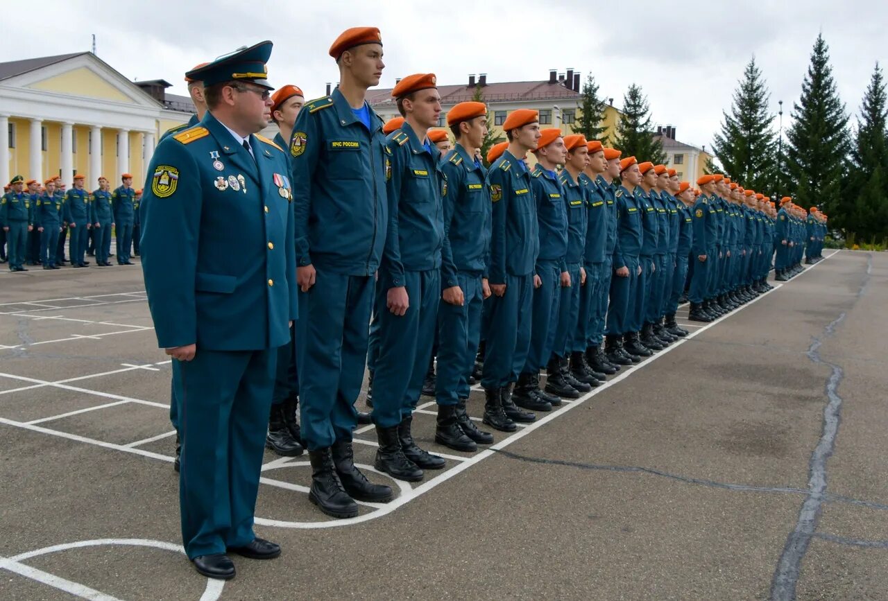 Сайт мчс железногорск красноярского. Академия ГПС МЧС России курсантки. Сибирская пожарно спасательная Академия МЧС Железногорск. Курсант МЧС Железногорск. Сибирская Академия МЧС курсанты.