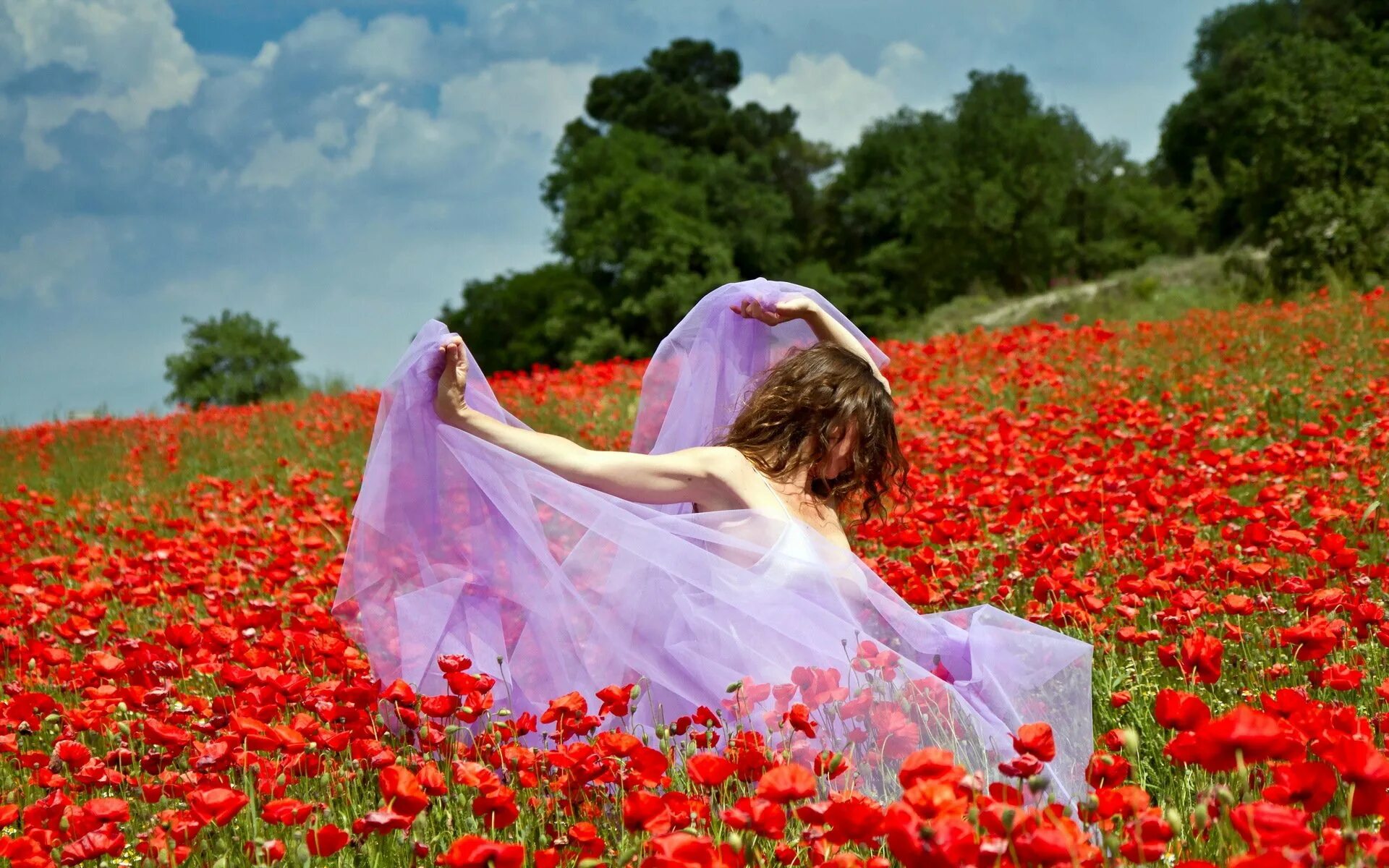 Девушка в цветочном поле. Женщина в море цветов. Девушка в поле с цветами. Фотосессия в маковом поле. В предвкушении лета