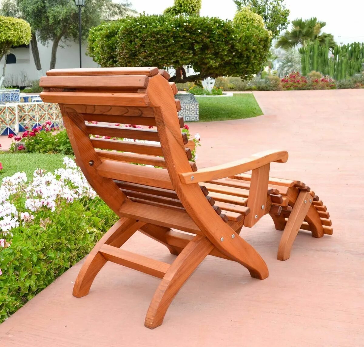 Wooden chair. Кресло шезлонг Адирондак. Кресло деревянное. Шезлонг уличный деревянный. Стул садовый деревянный.