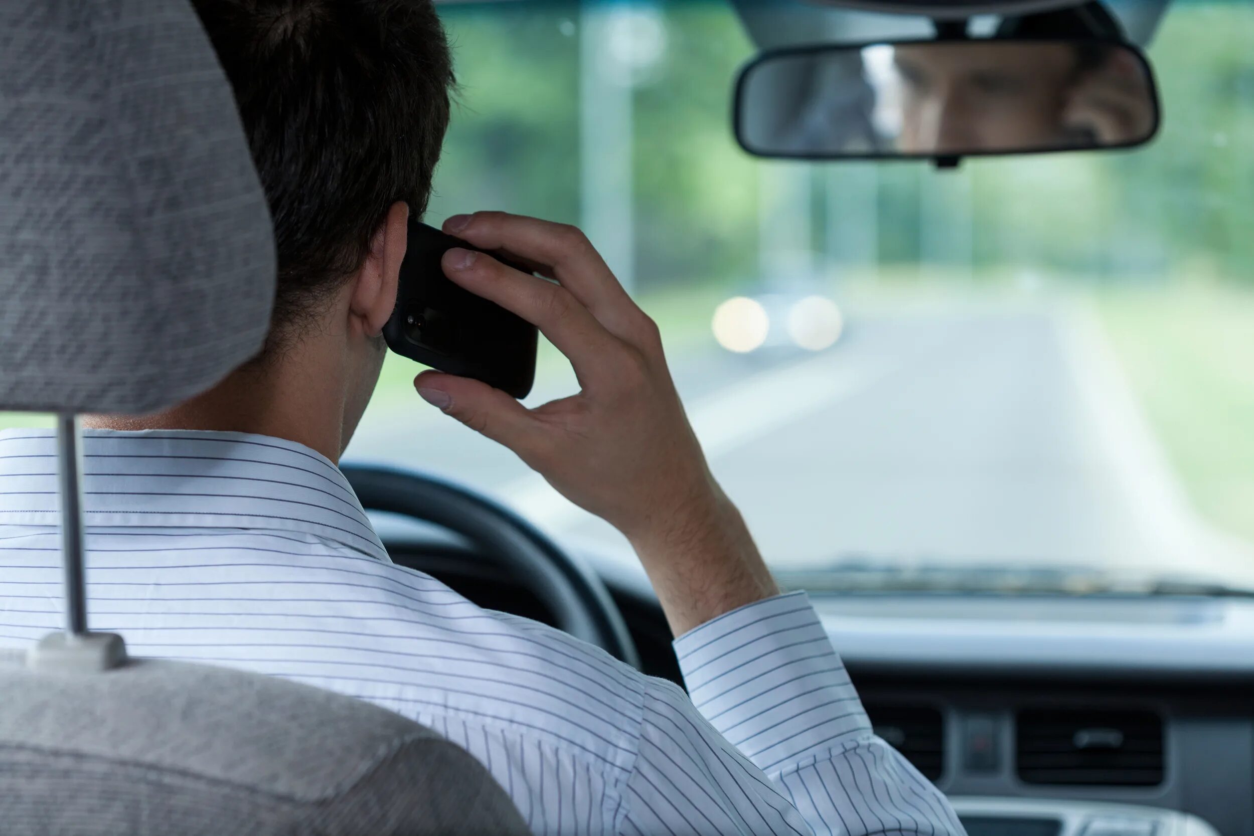 During driving. Talking on the Phone in the car. Разговаривать по телефону во время вождения. Drive Call. Driver on Call.