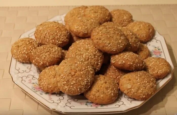 вкусные печеньки из геркулеса. песочное печенье с орехами и изюмом. панировка из овсяных хлопьев. рецепт печенья домашнего из геркулеса. рецепт печенья домашнего из геркулеса.