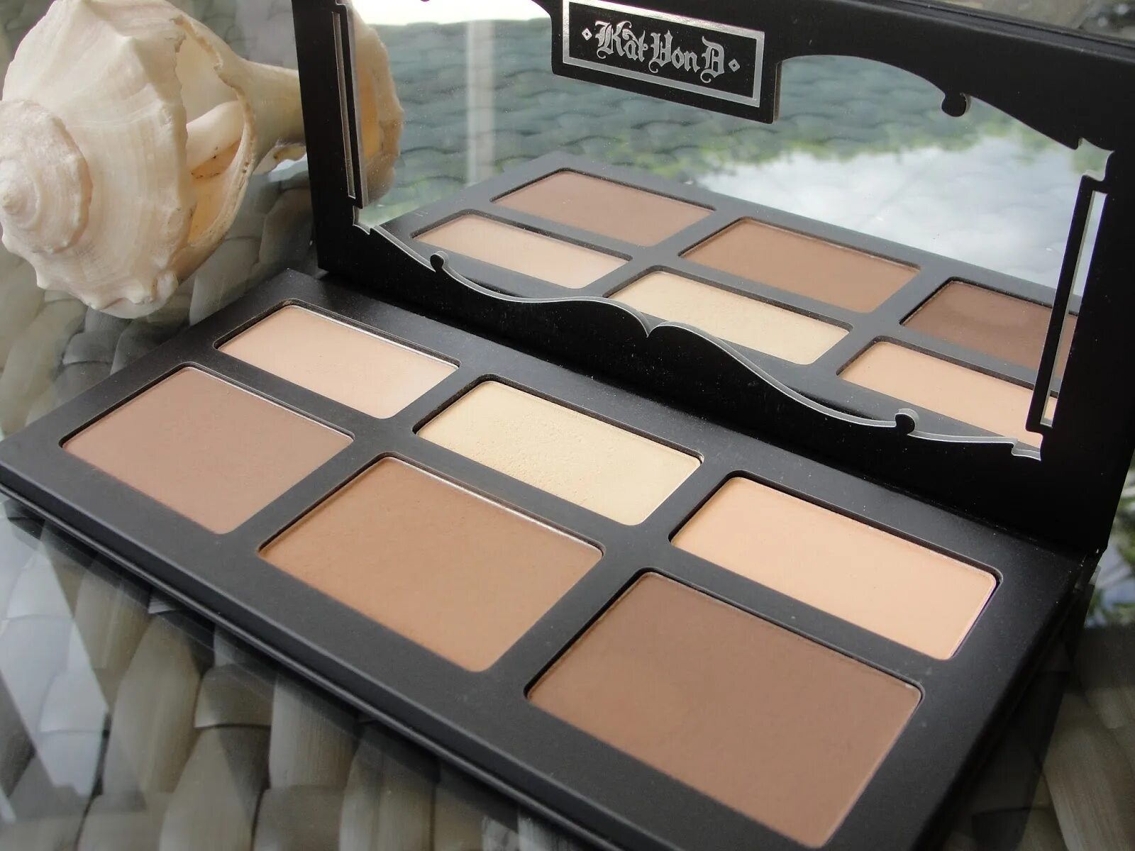 Kat von d shade light face. Contour light. Contour light. Shade and light палетка теней. Tlm wonder stick highlight and contour.