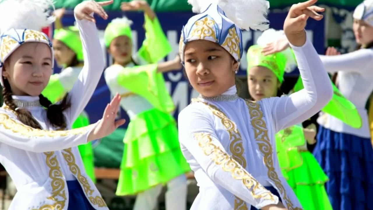 День национальной одежды в казахстане. Казахский детский костюм. Дети Казахстана. Национальный костюм Казахстана. Костюм Казахстана национальный для детей.