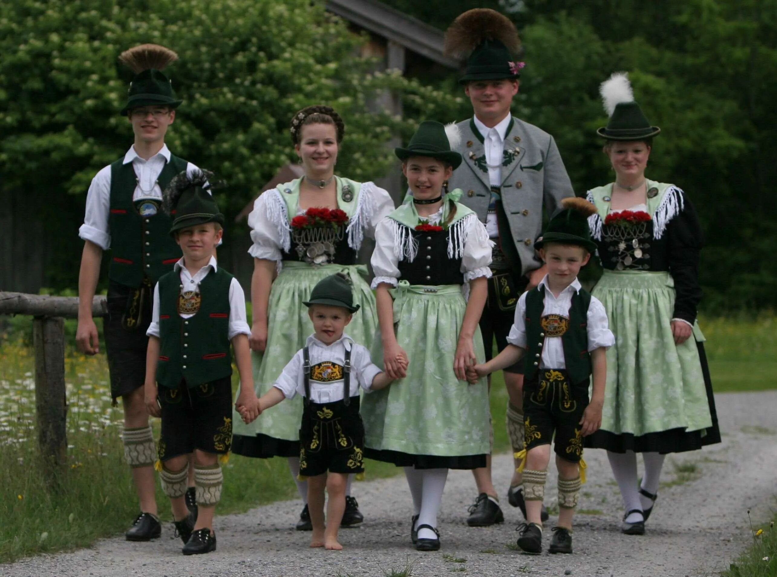Как видели себя англичане французы немцы. Национальные костюмы Германии трахтен. Национальный костюм Германии 181#. Национальная одежда Германии Бавария. Трахтен Бавария.