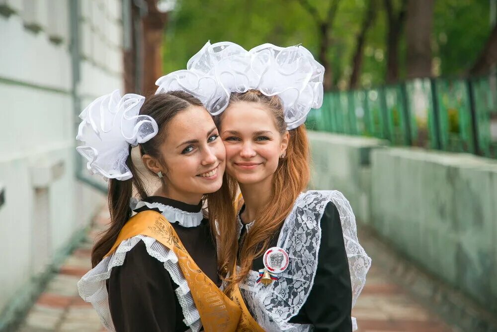 Выпускница школы. Девчонки на выпускном. Выпускницы с бантами. Девушки выпускницы школы. Форма выпускника школы