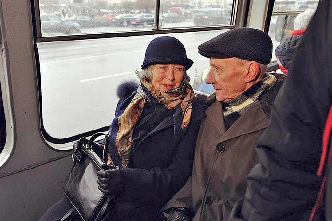 Московские льготники. Пенсионеры в общественном транспорте. Старик в автобусе. Пожилые люди в общественном транспорте. Пенсионеры в трамвае.