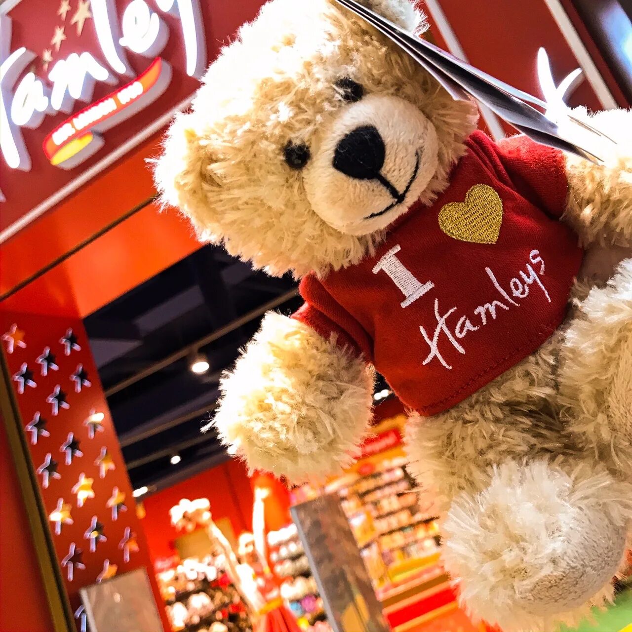 Hamleys london. Hamleys в Лондоне. Магазин игрушек Хамлейс. Хэмлис Москва. Магазин игрушек Хэмлис в Москве.