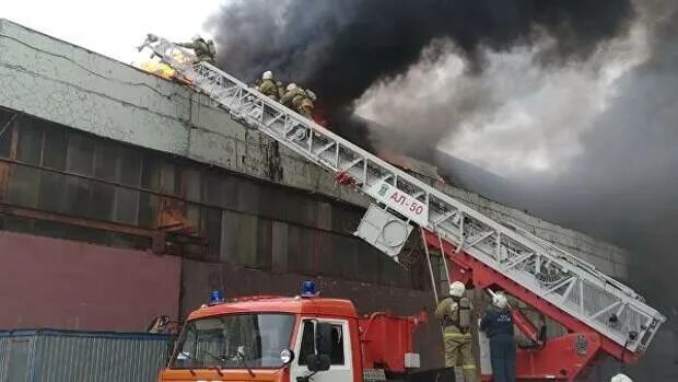 Пожар в производственном цехе. Пожар бетонного здания. Пожар на заводе в Рязани. Сгорел бетонный завод Глобал. Нефтебаза в рязани горит сегодня