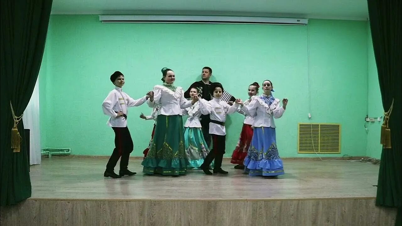 Ансамбль солнышко. Театр ноябрьск. Ковали танец. Русский народный танец во кузнице. Кавано колесо ансамбль легенда.