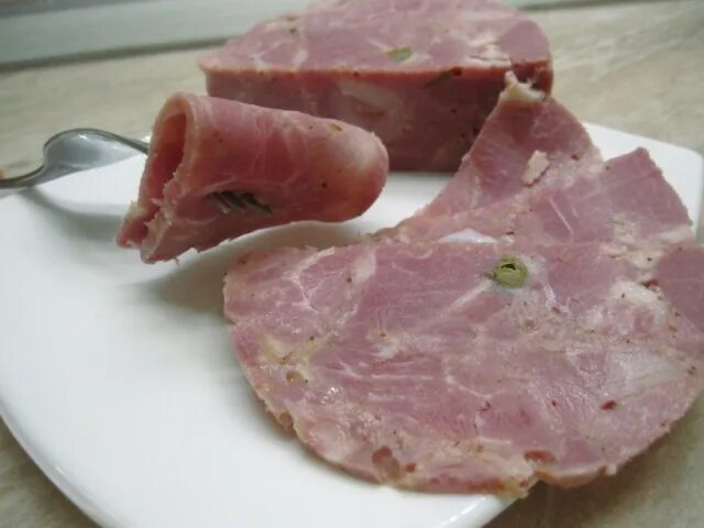 Рубленая ветчина из свинины и курицы, приготовленная своими руками, не идет ни в