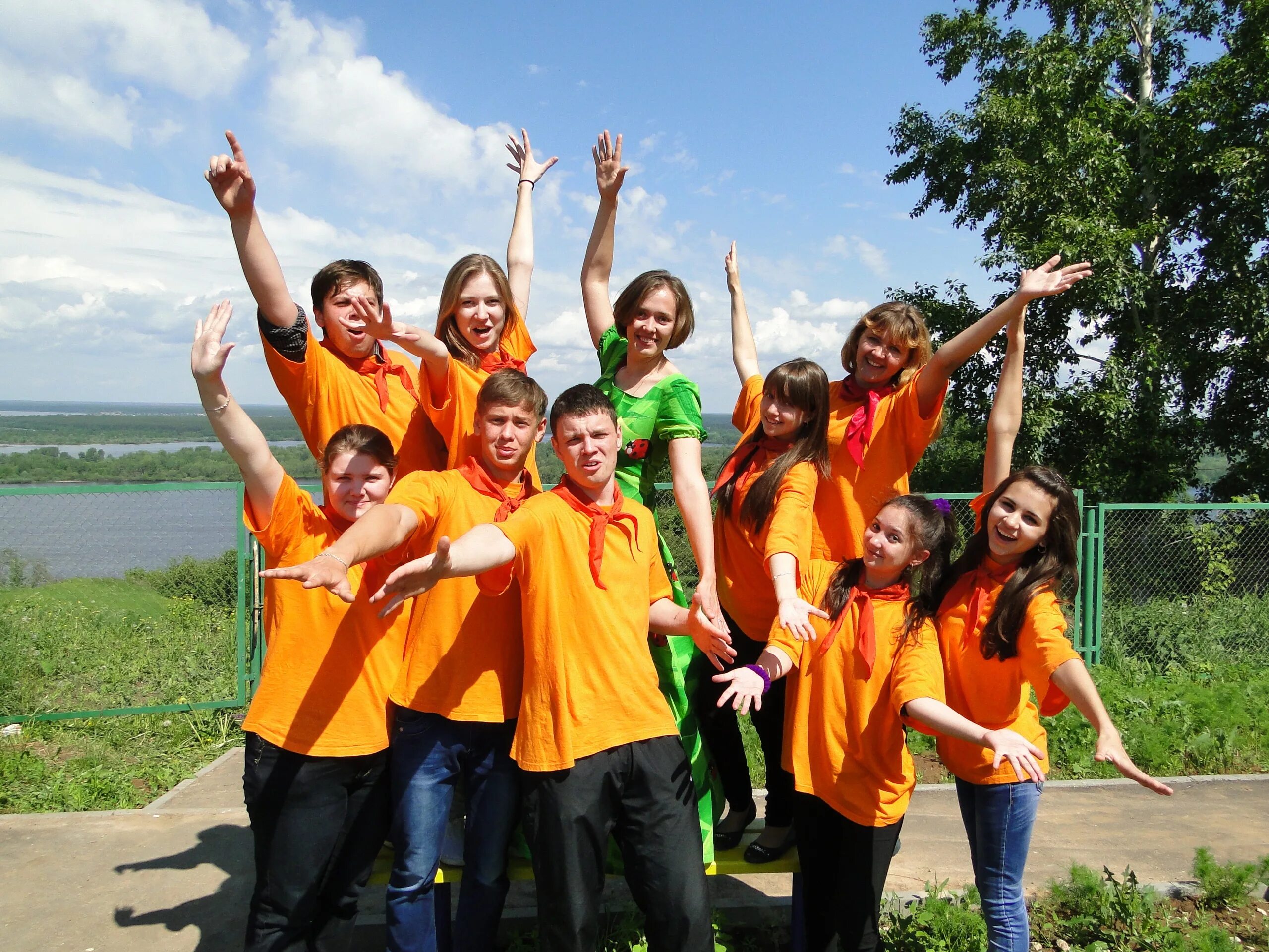 вожатый в детском лагере. старшие вожатые в лагере. вожатые и дети. лагерь орленок кировская область. вожатые и дети.