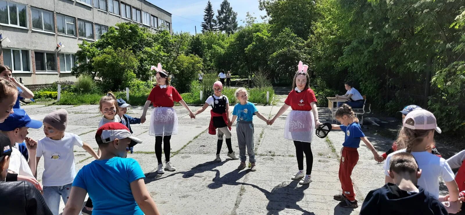 школа 5 ирбит школьная площадка 2022. школьный двор и смех. школа 440 двор. школа школа я скучаю песня текст. слова песни школа я скучаю.