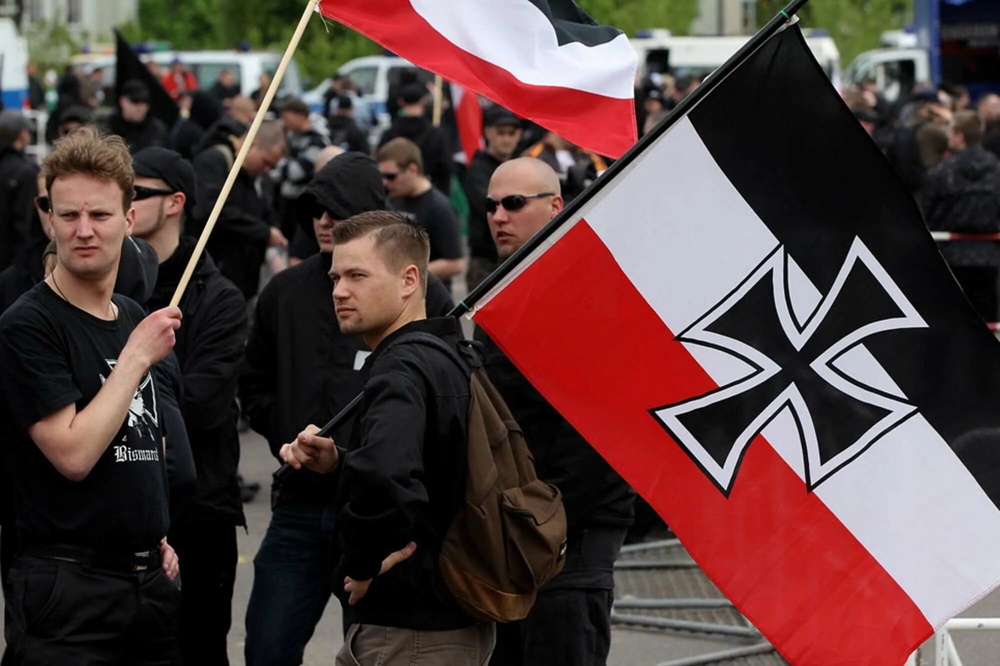 Борн неонацисты. Неонацисты в Германии 2020. Флаг неонацистов Германии. Неонацисты в Германии 2022.