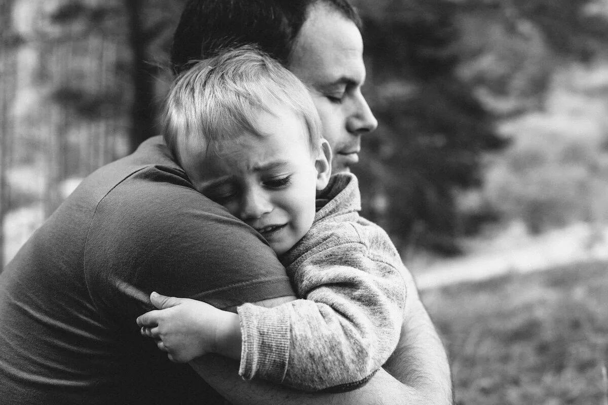 Папа плачет. Объятия детей. объятия детей и родителей. отец обнимает сына. папа обнимает ребенка.