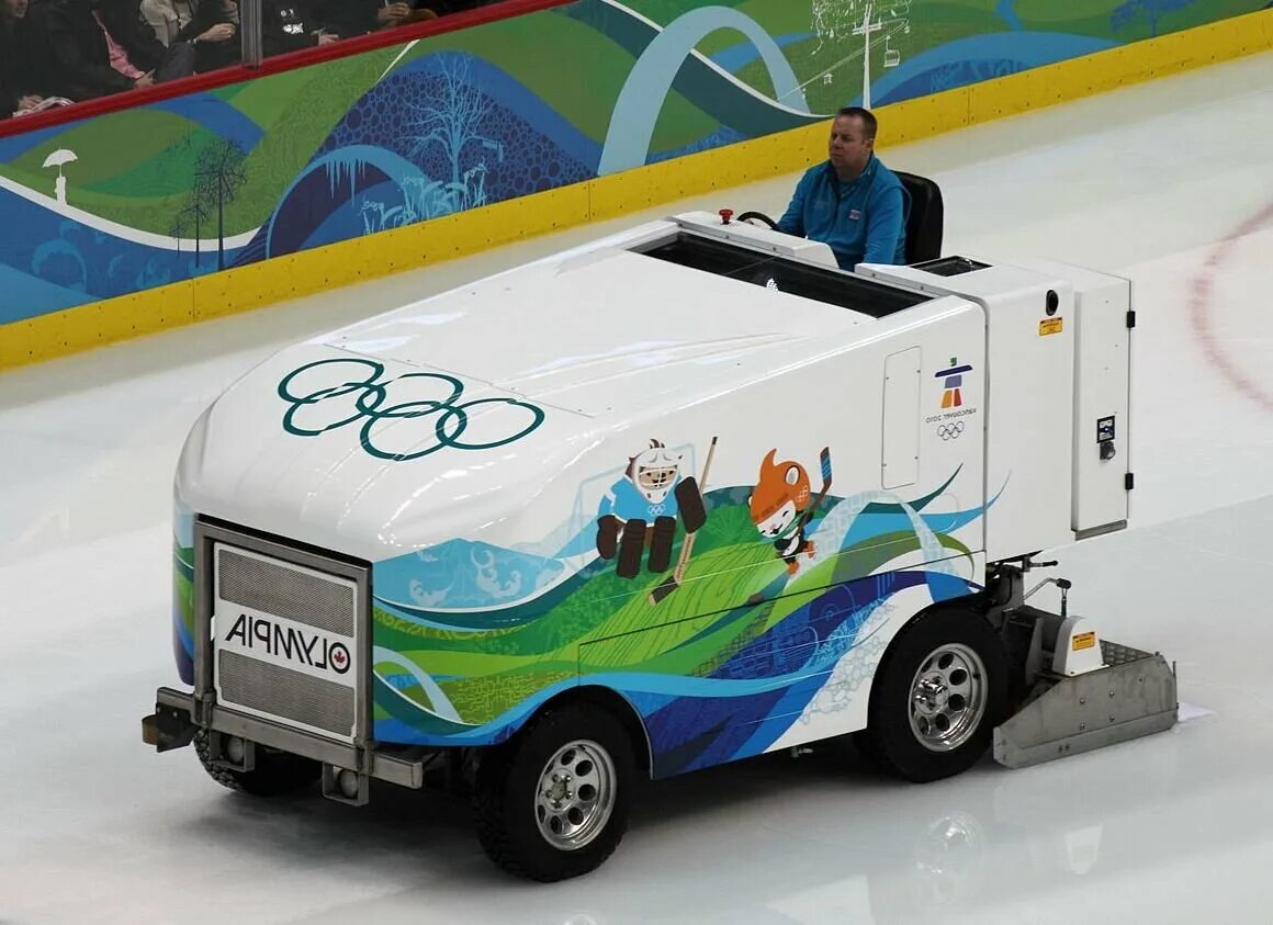 Машина для катков. Ледовый комбайн Zamboni. Ресурфейсер Олимпия. Замбони машина для заливки льда. Zamboni заливочная машина.