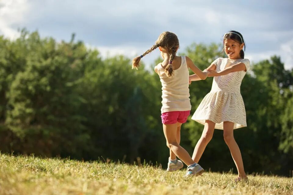 Две девочки бегут в поле. Мальчик бегает за девочкой по полю. Две девочки подружки бегают. Две девочки бегут. Две девочки которые бегут.