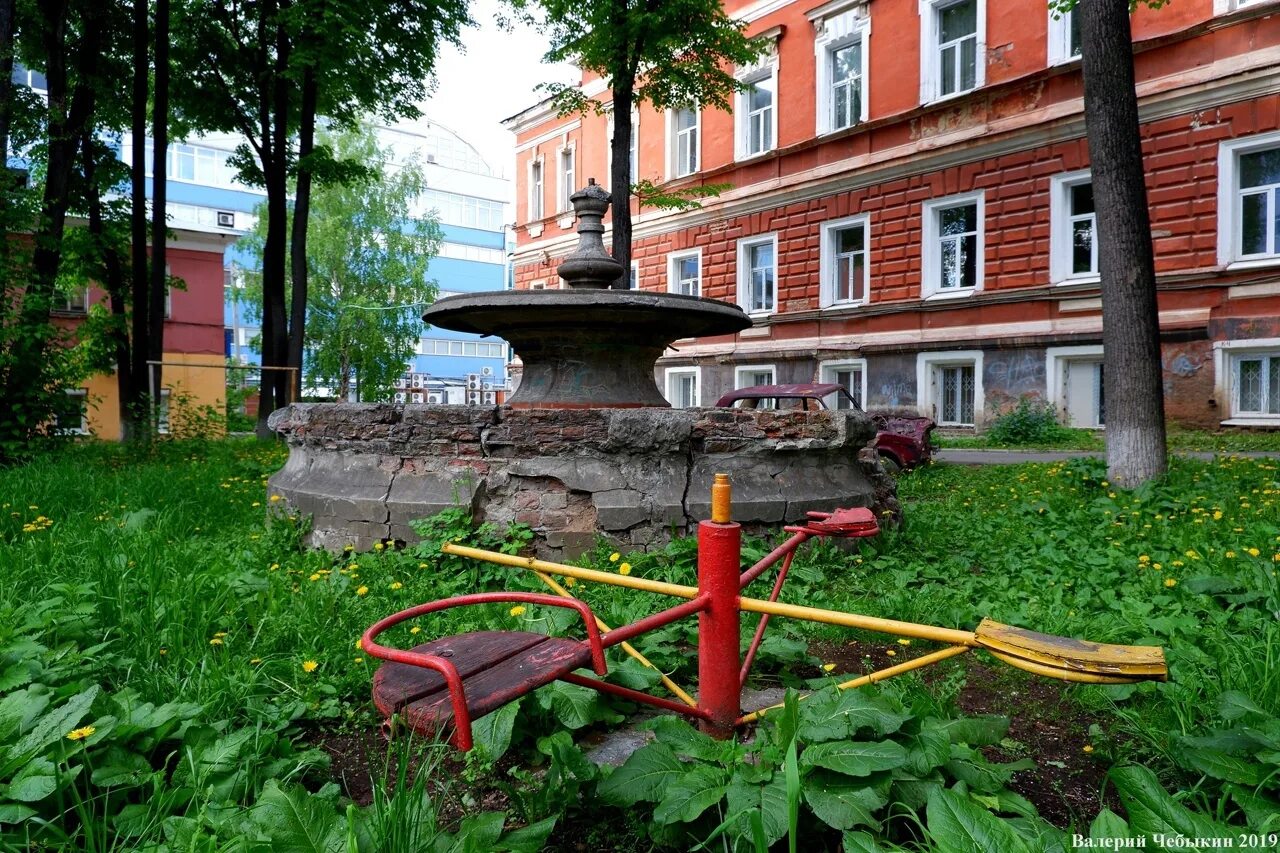 Золотой дворик пермь. Необычные дворы перми. Дворики перми старые. Кафе старый дворик екатеринбург химмаш. Арт объект пень.