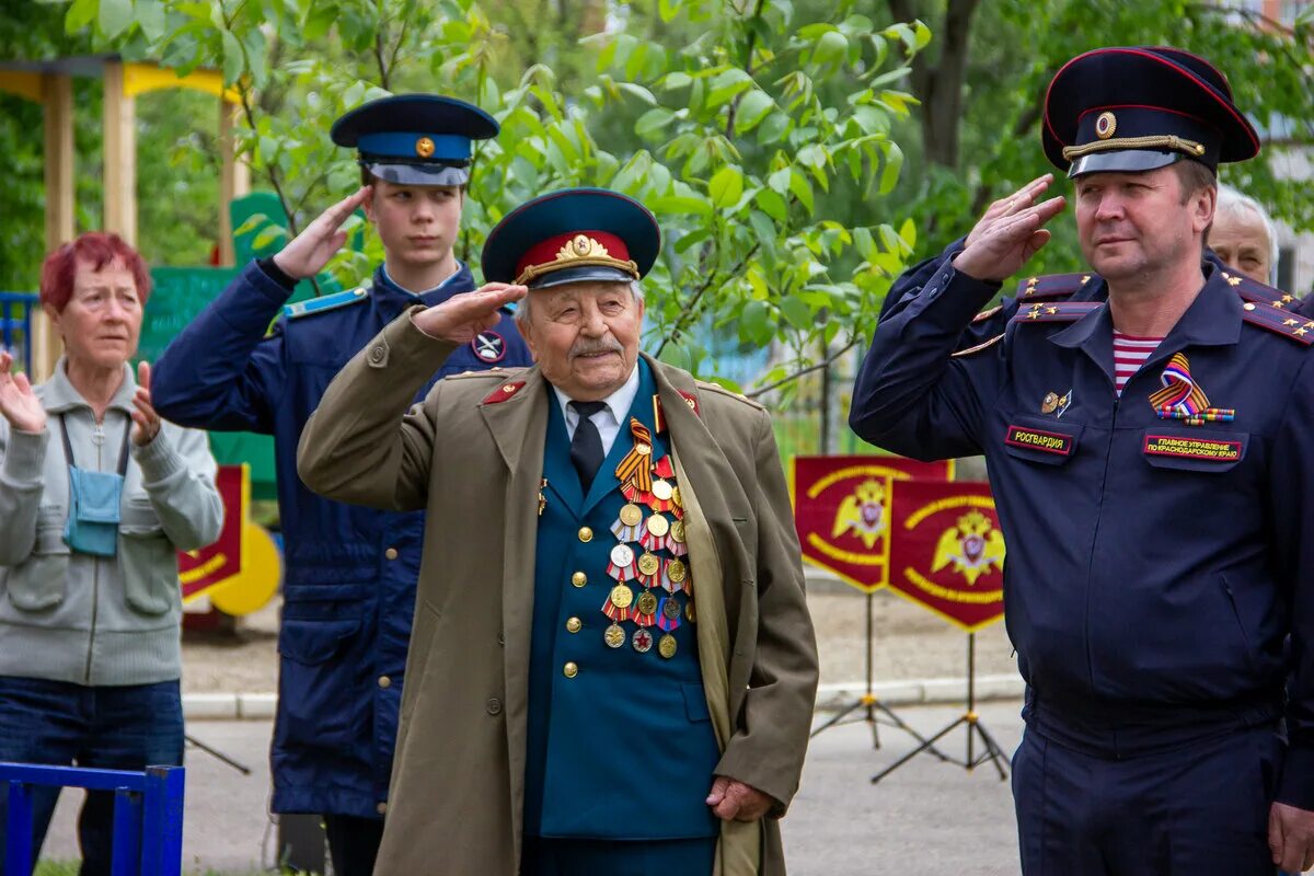 Сколько ветеранов в краснодарском крае. Ветераны на параде Победы 2014. Полковник. Парад у дома ветерана. Шествие ветеранов на день Победы 2007.