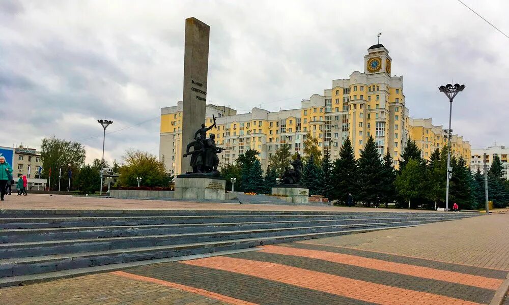 Пл брянск. Памятник на площади Партизан в Брянске. Площадь Партизан 4 Брянск. Брянск Советский район площадь Партизан. Площадь Партизан Брянск 2000.