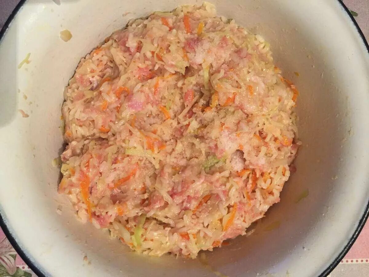 Ленивые голубцы с капустой рисом в духовке. Ленивые голубцы неформованные. Фарш с капустой на сковороде ленивые голубцы. Ленивые голубцы с капустой на сковороде. Капуста с фаршем и рисом.