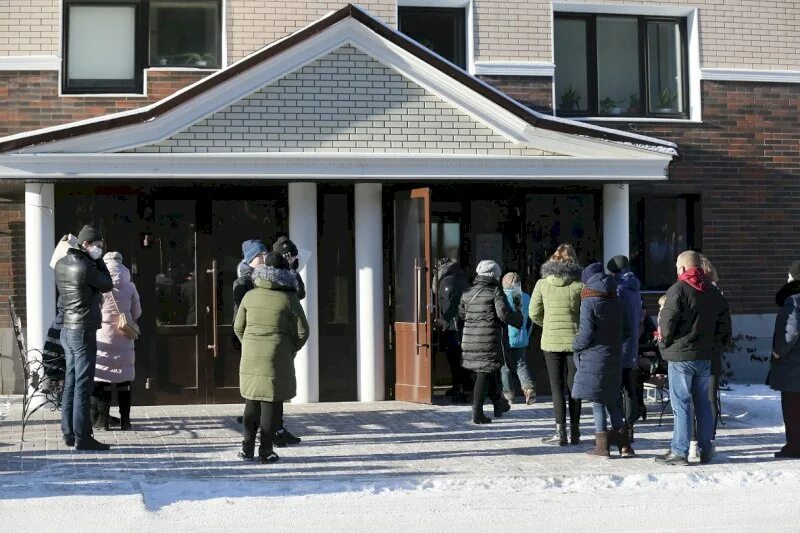 Потерявшаяся девочка в асбесте. Асбест похороны. Кладбище военнопленных асбест. Асбест похороны. Реквием асбест.