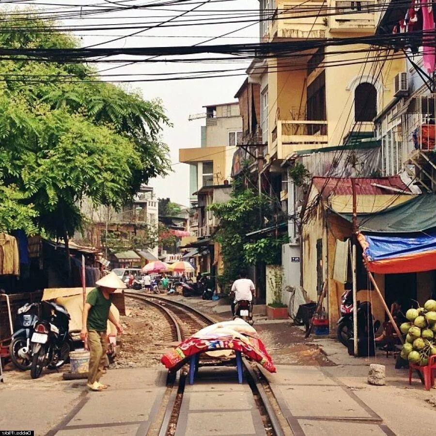 Экстремальные улицы. Вьетнам Train Street. Ханой стрит Train Street. Поезд в Ханое по узкой улице. Железнодорожный переулок Ханой.