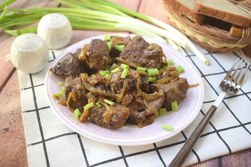 Печень жареная большими кусками. Печенка жареная с луком. Печень говяжья жареная. Печёнка говяжья жареная с луком. Печень говяжья с луком.