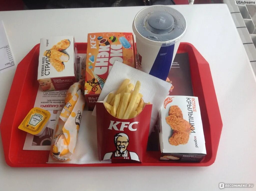 Кроссовки фаины семеновны ялта kfc. Набор из KFC. Детский набор КФС. КФС набор еды. КФС еда на подносе.
