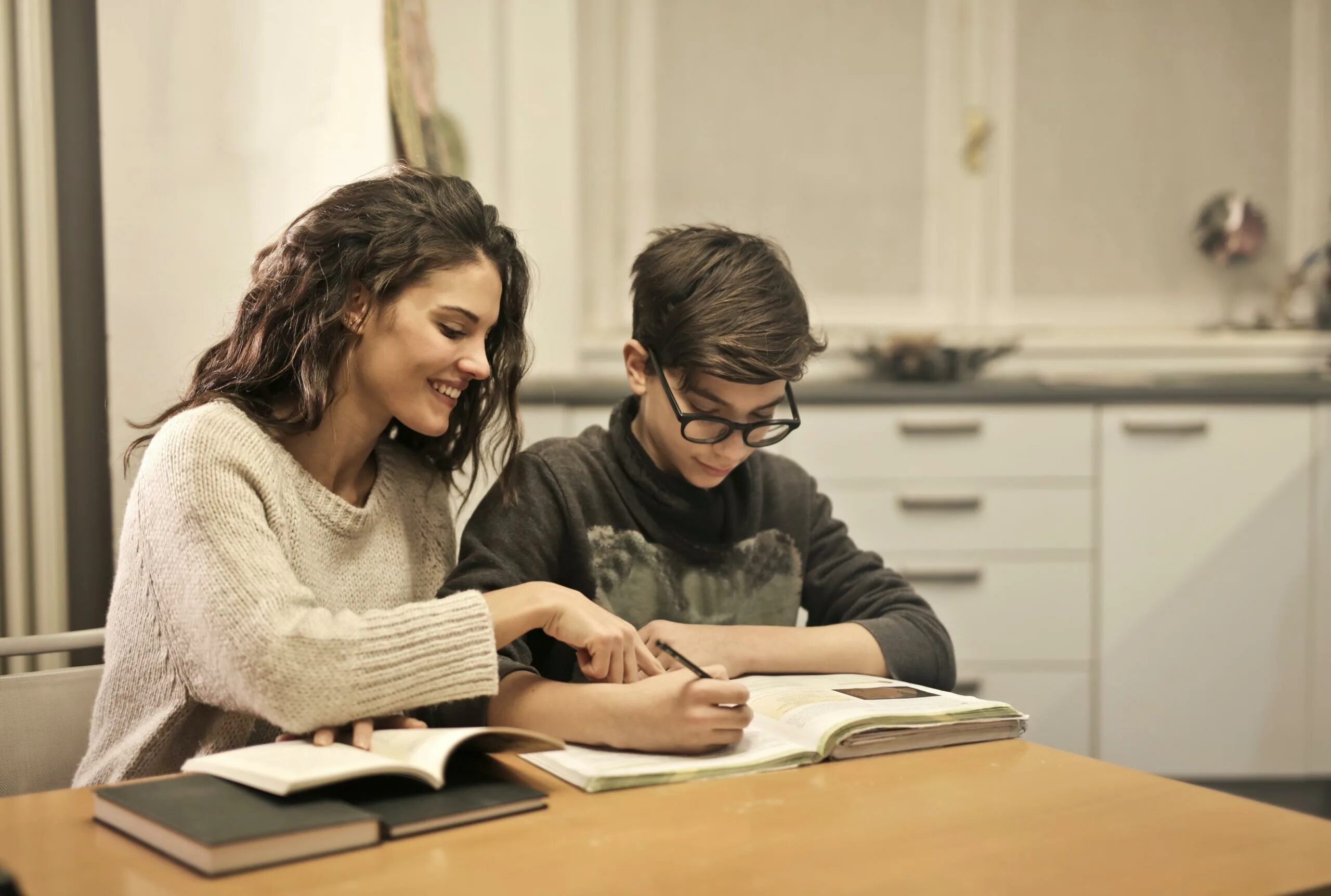 Tutor репетитор. Учитель и ученик любовь. репетиторство tutoring. репетиторство реалистичные фото. репетиторство дерзай девчонка.