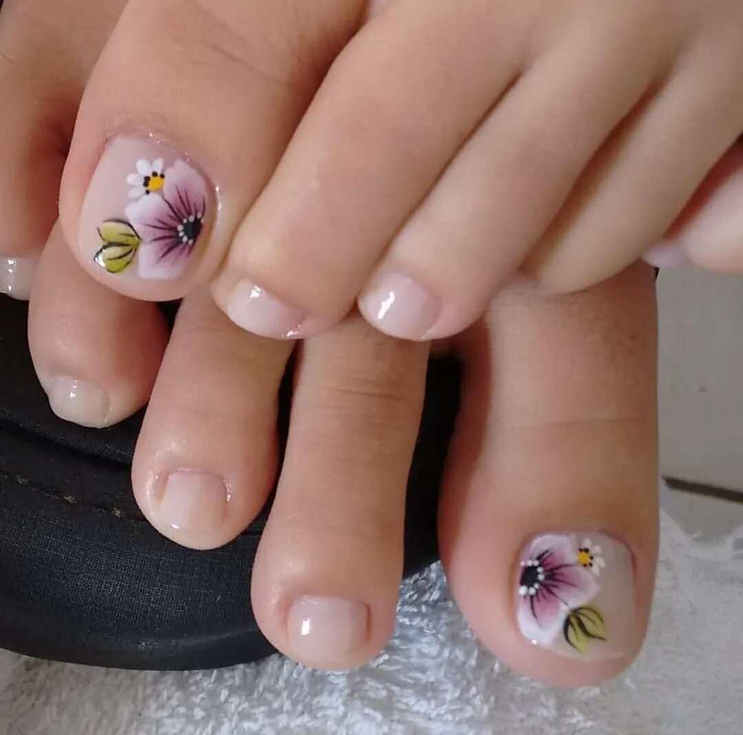 Красивый педикюр. Педикюр с цветочками. Ногти на ногах цветы. Красивые ногти на ногах.