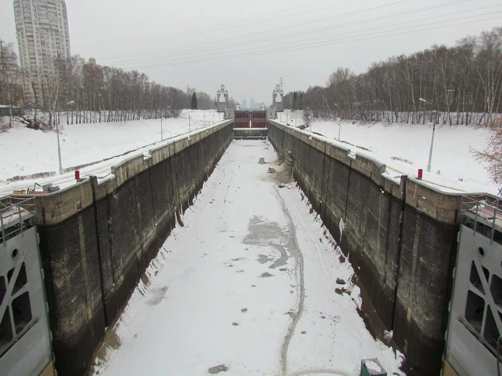 Камера шлюза. Шлюз для сброса воды. Шлюзовая камера «квест». Шлюзовая камера Промышленная.