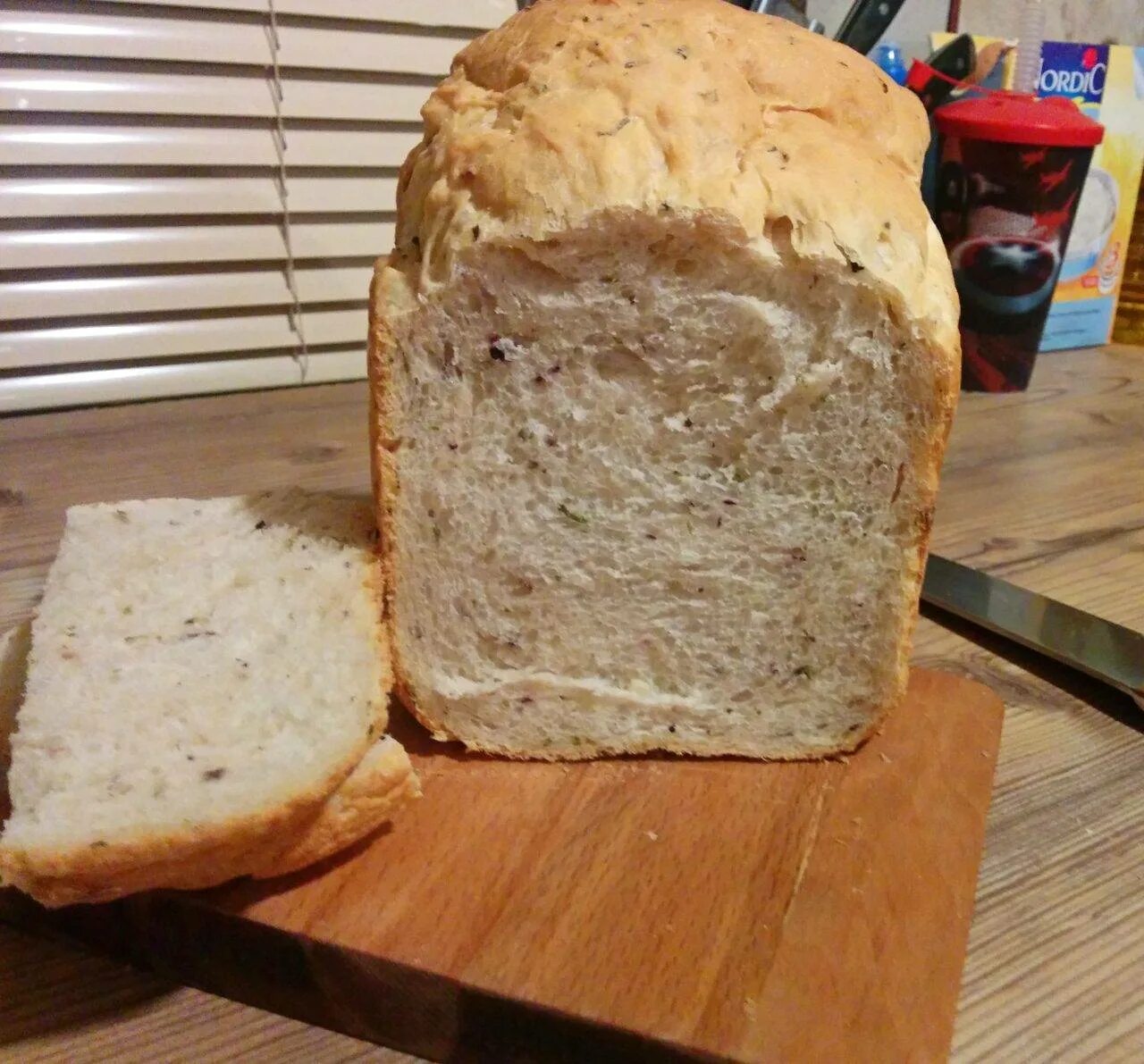 Хлеб на сыворотке в духовке в домашних. Хлеб с чесноком. Чесночный хлеб в хлебопечке. Хлеб с чесноком и зеленью. Хлеб на сыворотке.