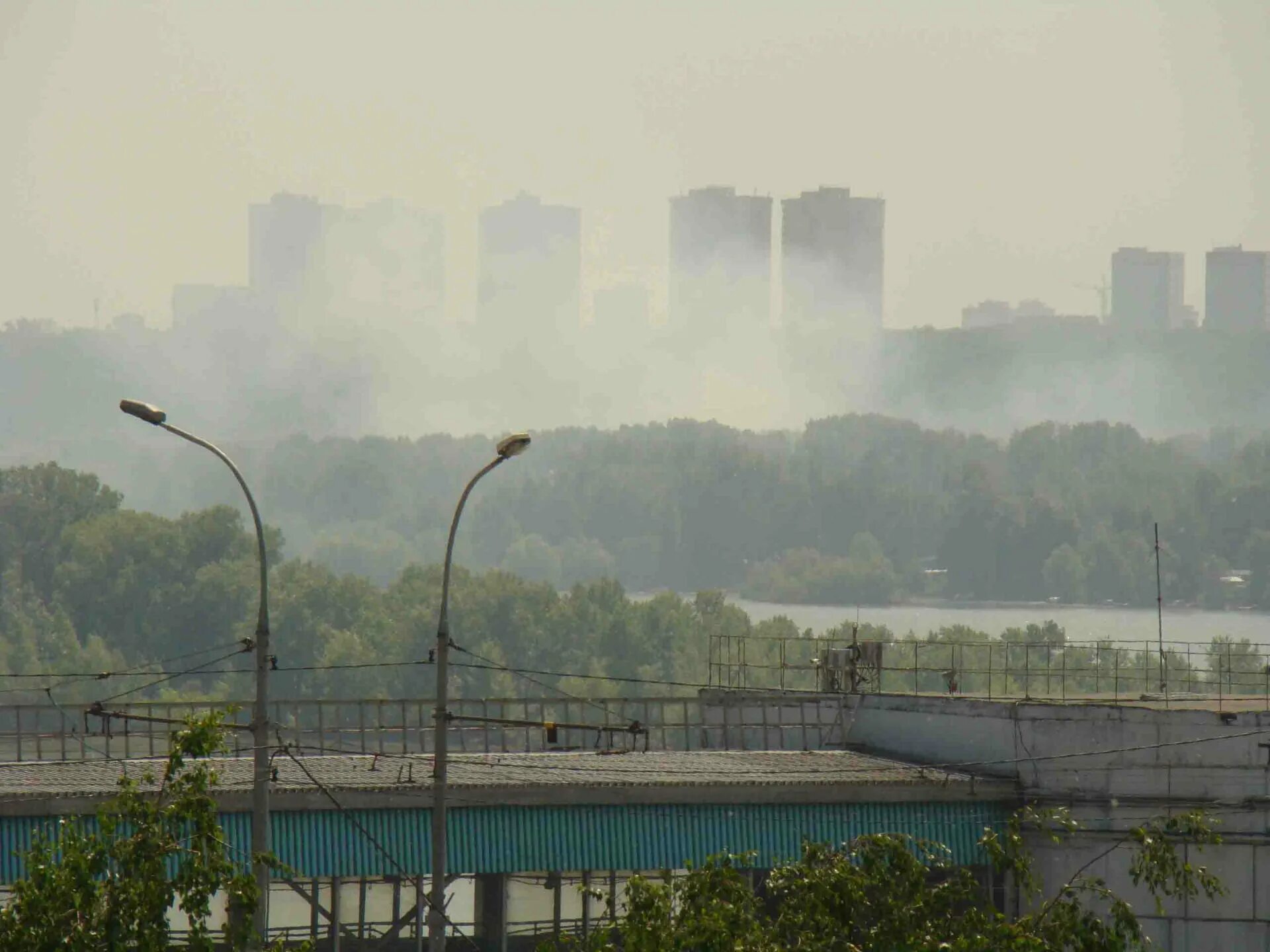 Сильный запах гари. Бугринский пляж Новосибирск 2022. Новосибирск задымление. Смог в Новосибирске. Смог в Новосибирске сегодня.