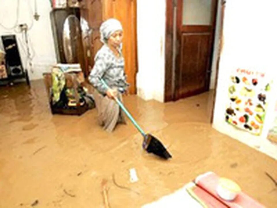 Бабушка убирается в доме. Затопление квартиры. Затопило квартиру. Женщина уборка. Через час ланэ чисто вымытый переодетый