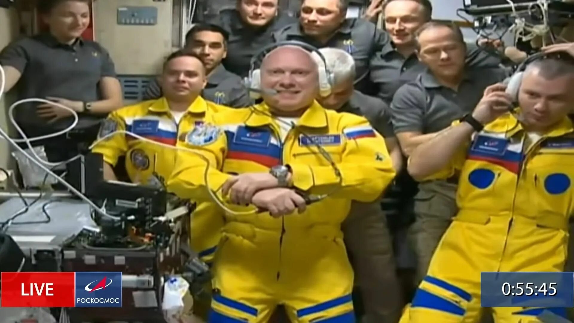 Самый возрастной командир экипажа мкс. Российские космонавты в желтых костюмах. Российские космонавты.
