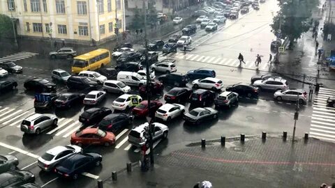 Выходит на перекресток