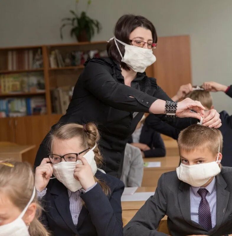Учительница в маске. Дети в школе в масках. Школьники в масках медицинских. В школах будут маски. Медицинские маски в школе.