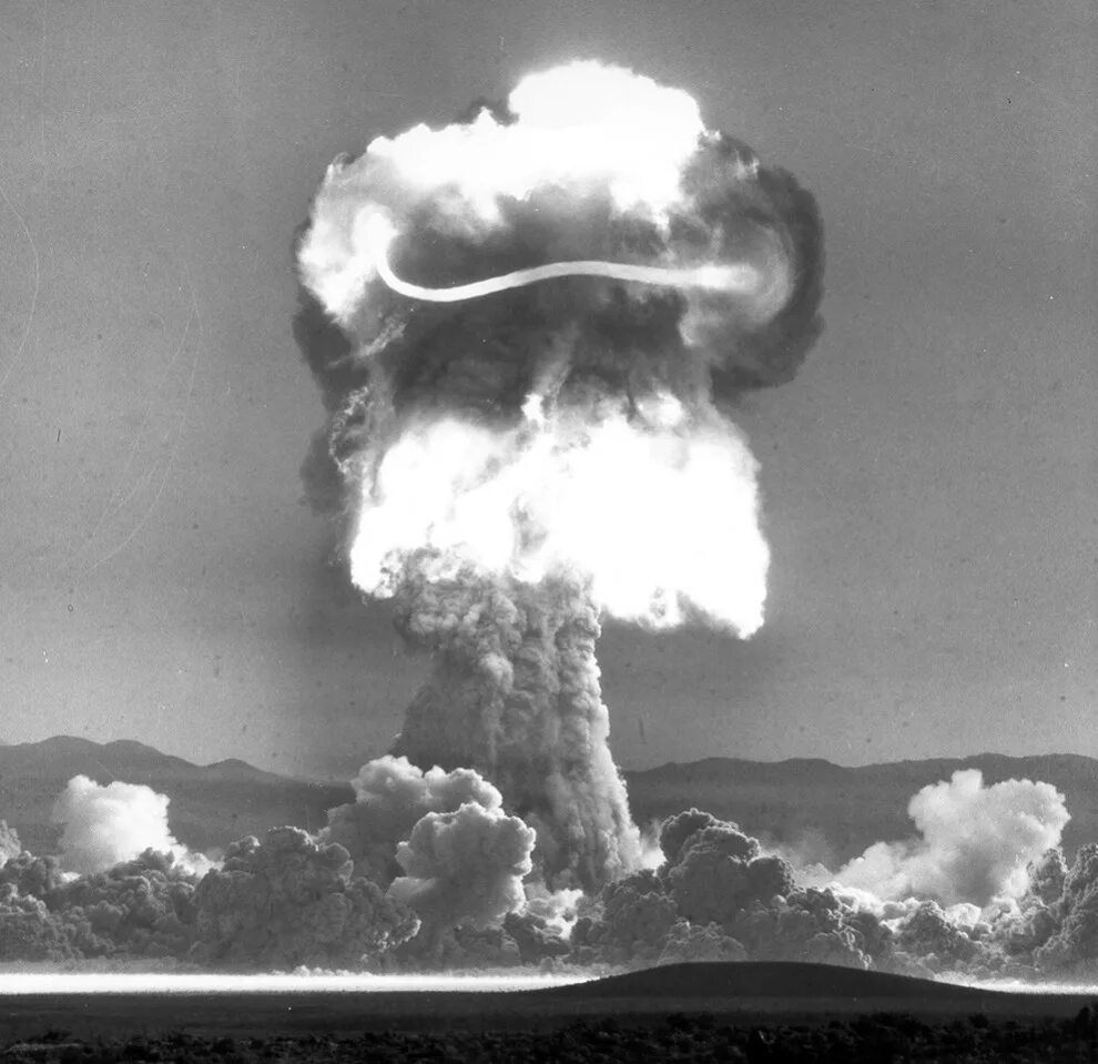 Испытания оружия. Испытания ядерного оружия Нью Мексико. Испытание атомной бомбы в США. Испытание ядерной бомбы в США. Первое ядерное оружие США.
