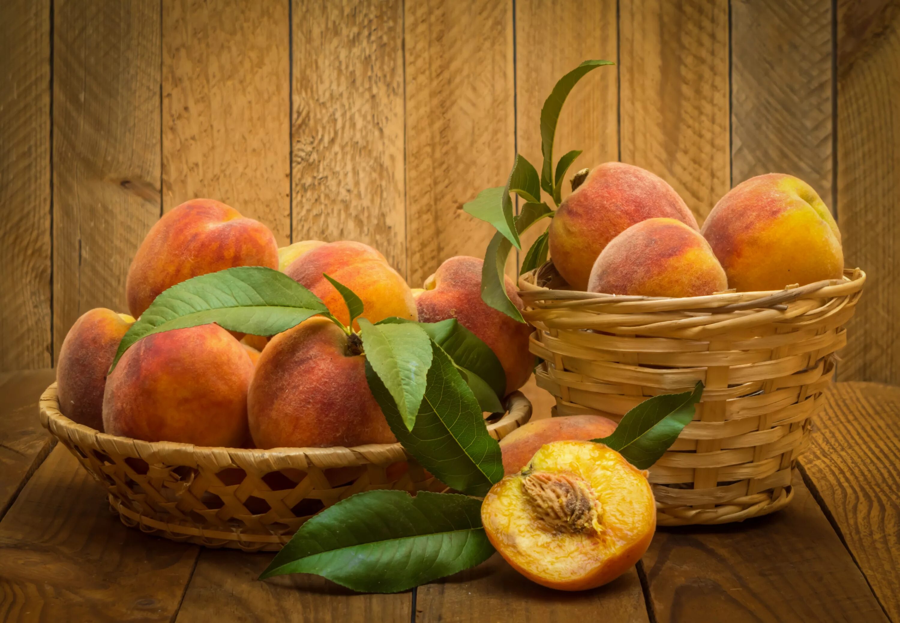 2 8 фруктов составляют персики. Персик нектарин абрикос. Натюрморт корзина с фруктами. Персики в корзинке. Натюрморт с персиком.