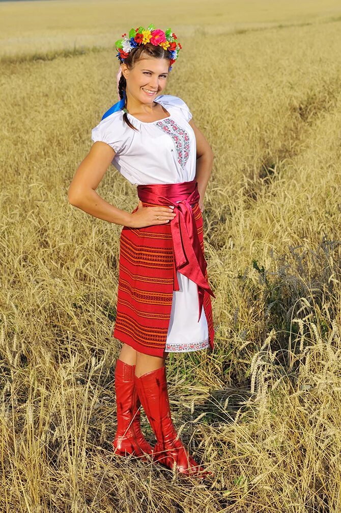 Украинская одежда 6. Украинский костюм. Украинский костюм женский. Украинский национальный наряд. Украинский народный костюм.