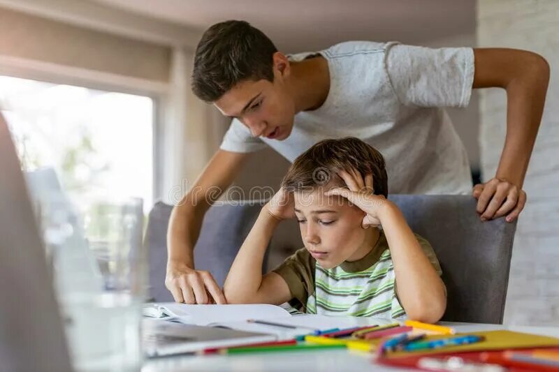 Помощь младшего брата. Помощь младшему брату. Младший брат делает уроки. Старший брат помогает делать уроки. Помогла брату.