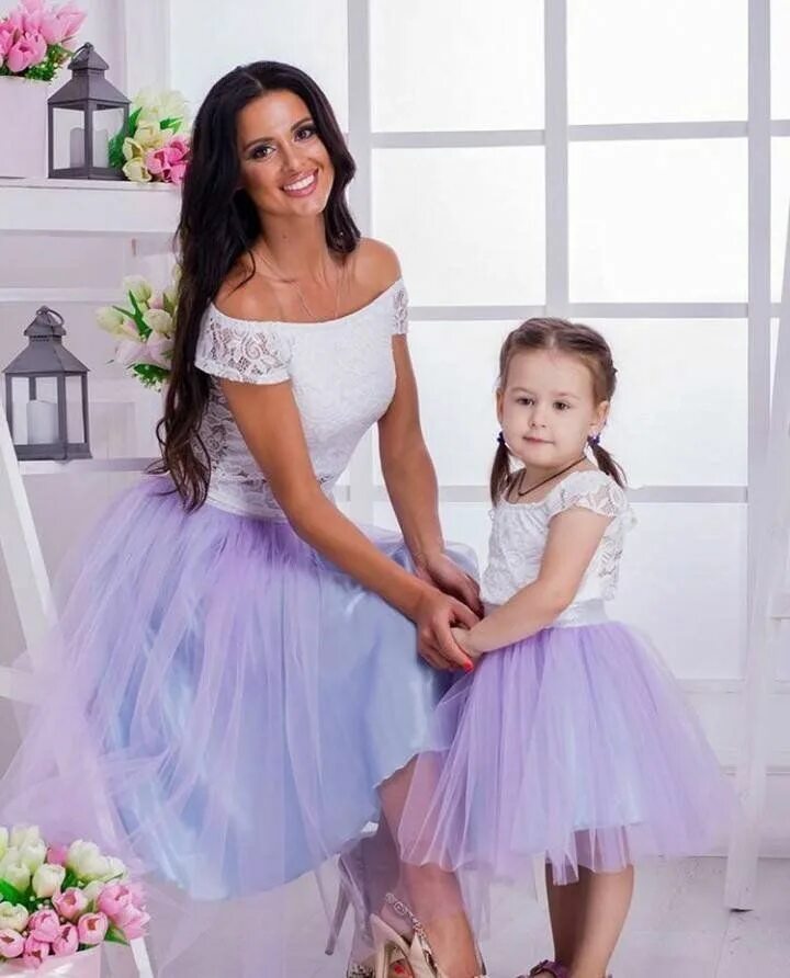 Мама и дочка с платьем. Нарядное платье на годик мама и дочка. Мама и дочка в фиолетовых платьях. Платья мама дочка на годик девочке. Юбки мама дочка
