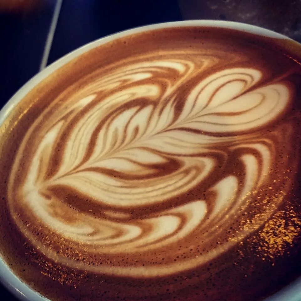 Фотосессия девушка портрет кофе на вынос. Get a coffee. High protein iced coffee drink. Пью кофе дома. Латте арт мотоцикл.