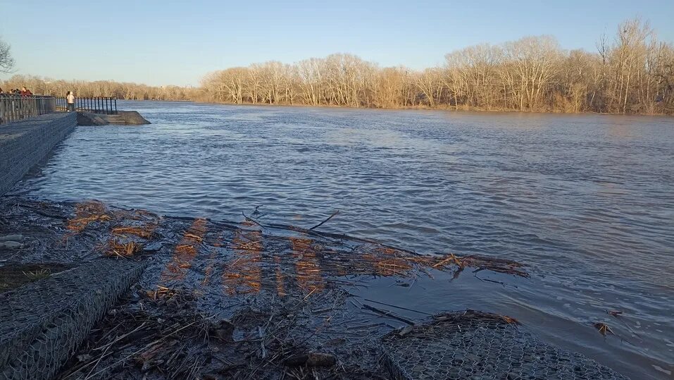 Река урал в оренбурге уровень воды сегодня. Разлив реки Сакмара Оренбург. Разлив Урала в Оренбурге. Река Урал. Река Урал Оренбург.